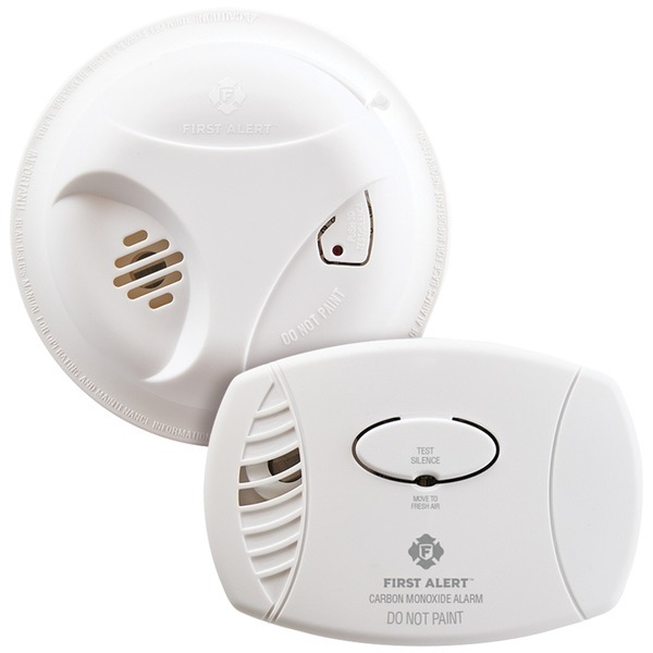 First Alert 1039879 Smoke (SA303) & Carbon Monoxide (CO400) Detector Combo Pack 2